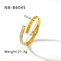 Detalle de brazalete de acero bañado en oro de 18K con cristales de circonita - Oro de 18K / Estilo Bañado en Oro Con Circonita Cuadrada (NB-B6045)