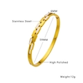 Detailansicht eines 6mm Gold-Edelstahlarmreifens mit weißer Emaille und LOVE-Gravur - Gold