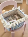 Détail du panier à linge vichy bleu avec des volants blancs et broderies de perles - Grand (37x28x21cm) / Bleu Grand