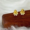 Minimalist golden flower stud earrings with daisy shape and ball screw back closure - Gold Daisy Screw Ball (Single)