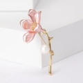 Nahaufnahme der rosa Trichterblume-Brosche mit goldenem Stiel und weißer Perle - Rosa