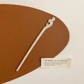 Détail d'une épingle à cheveux blanche nacrée en forme de nuage sur cuir marron - PVC / Oiseau et fleurs