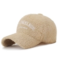 Beige Baseballkappe aus Teddyvlies mit weißem ANGELESS-Stickmuster und weicher Textur - Verstellbar / Dunkelbeige