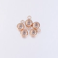Vista macro de cinco cuentas deslizantes de acero oro rosa con inserciones de silicona - Oro rosa