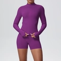 Détail de l'ensemble de yoga violet montrant le passe-pouce et le tissu extensible - Violet Prune