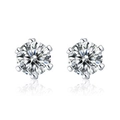 Gros plan sur des puces d'oreilles en argent avec oxydes de zirconium et reflets nets - Boucles d'Oreilles Clous Classiques à 6 Griffes 1 Carat
