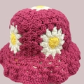 Handgefertigter Häkelhut in Dunkelrosarot mit weißen Gänseblümchen-Blumenmustern - M (56-58cm) / Rosaroter Gänseblümchen-Hut