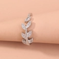 Vista dettagliata dell'anello a foglia in argento con micro-pavé di zirconi sul dito - Argento/Design Foglia/Aperto