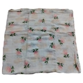 Couverture d'emmaillotage en mousseline avec fleurs roses et feuilles vertes sur coton blanc - Rose