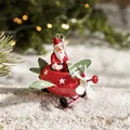 Handbeschilderde metalen Kerstman in rood vliegtuigje als hangende kerstboomdecoratie - Klein rood en groen vliegtuig - Kerstman