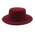Détail du chapeau canotier en laine bordeaux avec ruban marron et bord plat élégant - M (56-58cm) / Bordeaux
