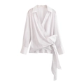 Camisa de rayas cruzada para mujer con cuello en V y elegante lazo ajustable en la cintura - XS / Blanco