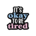 Καρφίτσα σμάλτου με το σύνθημα It's okay to be tired και σχέδιο καρδιάς - Ρητό για Κούραση (QHXZ2212)