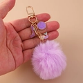 Llavero de piel sintética morada con colgantes de reloj dorado, tacón y sirena - Morado