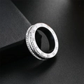 Primer plano detallado de anillo de acero de titanio con números romanos y diamantes - Talla 6 / Plateado