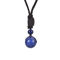 Détail du pendentif en pierre de lapis-lazuli bleue avec cordon tressé brun et nœuds - Collier Lapis-Lazuli