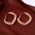 Detailansicht der eleganten 18K vergoldeten quadratischen Creolen mit Zirkonia-Inlay - Gold