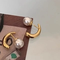 Orecchini a perno a C dorati con eleganti perle e design in metallo curvato lucido - Stile Occhio di Gatto e Gemma Nera (N. 51)