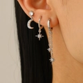 Vue macro d'un ensemble de boucles d'oreilles lune et étoile en argent avec chaînes et zircon - Boucles d'Oreilles Combinaison Étoile et Lune Argentées