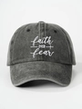 Dettaglio del ricamo Faith Over Fear su cappello da baseball vintage grigio lavato - Nero