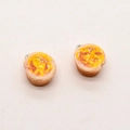 Détail de deux pendentifs tarte aux œufs en résine avec anneaux pour bijoux faits main - Tarte aux Œufs