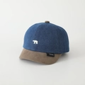 Dettaglio del ricamo orso polare bianco sul cappellino da bambino in denim e pelle - 50cm (1-3 anni) / Cachi