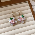 Dettaglio di orecchini a fiore vintage con petali in smalto colorato in scatola di velluto - 55# Oro-Colorato-Orecchini a C in Smalto con Fiore Perla e Strass (925 Sterling Silver Earring Post)