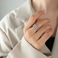 Anello a doppia catena d'argento in acciaio inossidabile per donna indossato a mano - US 7 / Color Acciaio