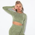 Olivgrünes Yoga-Set in Waschoptik mit langärmeligem Daumenloch-Oberteil und Leggings - S / Gewaschenes Armeegrün