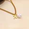 Elegante collana a catena dorata con perla barocca e un ciondolo lucido con lettera X - Collana Lettera X