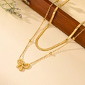 Elegante collar de mariposa dorado de doble capa con cadena de serpiente sobre textura - Oro (B802)