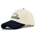 Dettaglio del cappellino in velluto a coste con ricamo 'WONDER' e colori a contrasto - Regolabile / Blu navy