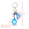 Dettaglio del portachiavi Mano di Fatima con perline rosa e nappe azzurre soffici - Mano di Fatima Blu Chiaro con Nappa