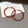 Detail von eleganten großen roten Emaille-Ohrringen auf einer dekorativen Karte - 82# Stahlstift - Roter 45mm großer Reif
