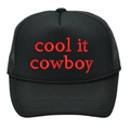 Cappellino trucker nero con ricamo Cool It Cowboy rosso su sfondo bianco - Nero