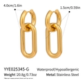 Dettaglio delle dimensioni e della trama in acciaio inossidabile placcato oro 18K degli orecchini - Oro (YYE025345-G)