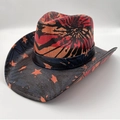 Gros plan sur la paille tissée avec des motifs pop art rouge et bleu vibrants sur le chapeau - Motif Étoile Tie-Dye Rouge Noir Orange