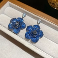 Vue macro des boucles d'oreilles camélia en zircon bleu foncé avec détails pavés - Tige en Argent (Bleu) / Bleu
