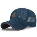 Atmungsaktive marineblaue Mesh-Baseballkappe mit Lederpatch und grauem Randakzent - Verstellbar / Blau Mit Braunem Etikett