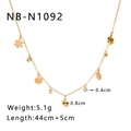 Vue macro des dimensions du pendentif flocon et des détails du collier plaqué or 18K - Style Flocon de Neige en Zircon Doré (NB-N1092) / Plaqué Or 18K
