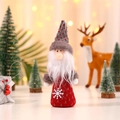 Dettaglio dell'angelo di Natale lavorato a maglia con cappello grigio e fiocco di neve - Babbo Natale in vestiti rossi