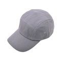 Detalle de gorra gris de 5 paneles mostrando ojales laterales y tejido de algodón - Gris