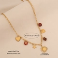 Collar de acero inoxidable dorado con colgantes de sol, estrella y flor en cadena - Flor de Esmalte Rojo con Pentagrama y Cara de Sol (4#)