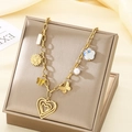 Collana con ciondoli dorati a cuore e farfalla su uno sfondo di seta satinata - Stile Cuore Cavo Farfalla Girasole(KN292172-SXSJ)
