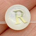 Perle ronde en nacre blanche avec lettre R dorée pour la création de bijoux DIY - Lettre R