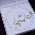 Elegantes Süßwasserperlen-Schmuckset mit goldenen Schmetterlings-Akzenten in weißer Box - Halskette/Armband/Ohrstecker/Ring/Anhänger
