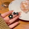 S925 Silbernadel kleine Blume und schwarz-weiß karierte Schleifen Ohrringe Set Damen - Schwarz-weißes kariertes 2-teiliges Set