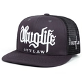Detalle del bordado gótico Thug Life y OUTLAW en la rejilla de la gorra gris - Ajustable / Gris Oscuro