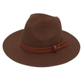 Détails rapprochés d'un chapeau de paille avec ceinture en cuir marron et rivets en métal - café