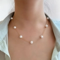 Choker vintage minimaliste avec sept perles blanches sur une fine chaîne dorée - Or - 7 Perles